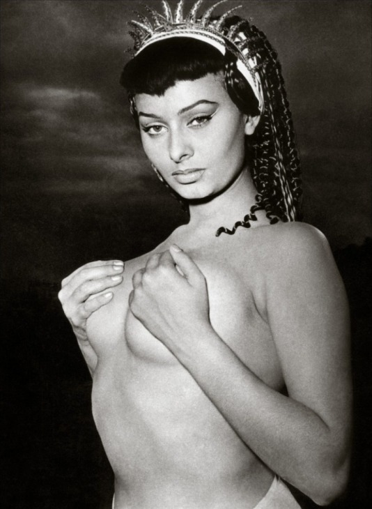   .  / Sophia Loren nue. Photo