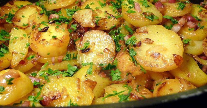 Жареный картофель с беконом