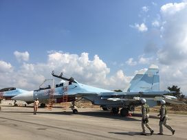 Российские пилоты готовятся к вылету на истребителе СУ-30СМ на авиабазе "Хмеймим" в Сирии