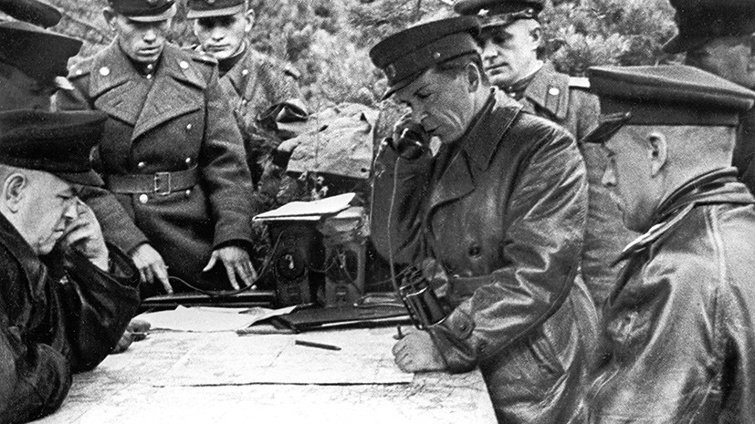 Маршал Советского Союза Георгий Константинович Жуков (сидит слева), генерал-полковник Павел Иванович Батов и маршал Советского Союза Константин Константинович Рокоссовский (справа) на командном пункте в районе польской деревни Модлин под Варшавой, 2-й Белорусский фронт