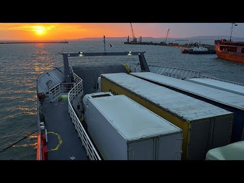 Неудачи на переправе. Падения грузовиков с парома. Неудачи на переправе. Падения грузовиков с парома.