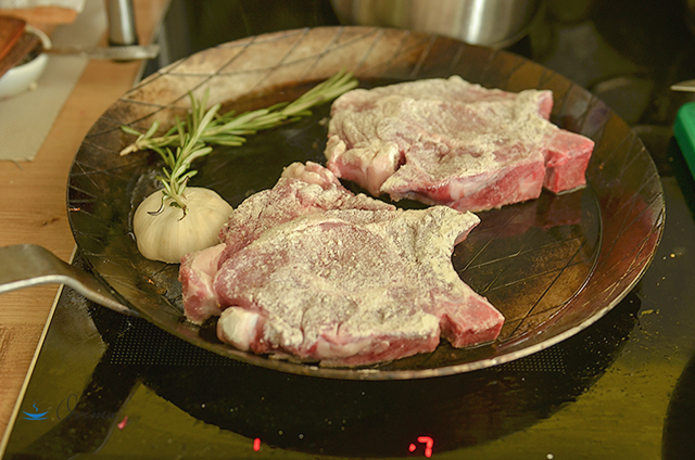 Свиные котлеты с фритированной квашенной капустой