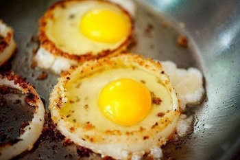 Быстрые и вкусные рецепты яичницы-глазуньи (8 фото)