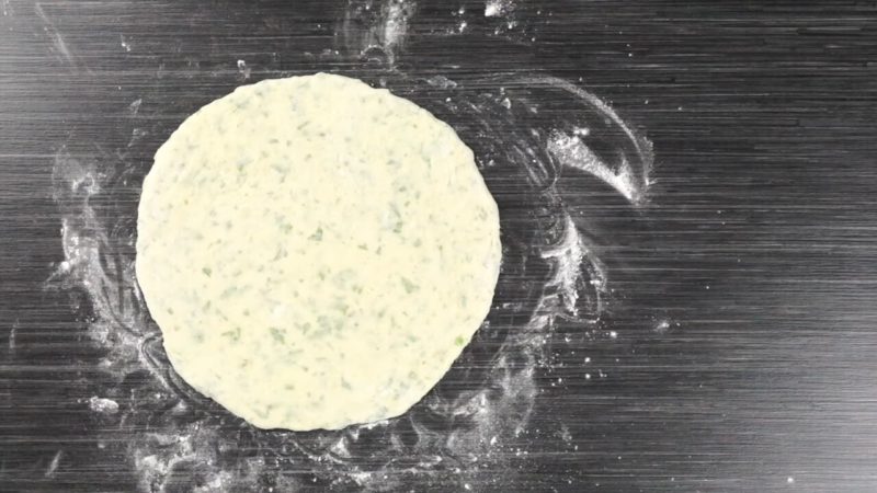 Лепешки-застежки с сюрпризом внутри — идеальный ужин для семьи Лепешки-застежки с сюрпризом внутри — идеальный ужин для семьи