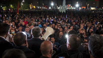 Лидеры оппозиции во время антиправительственной акции протеста в Подгорице, Черногория
