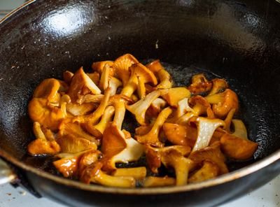 Салат из копченой горбуши с лисичками и восковой фасолью