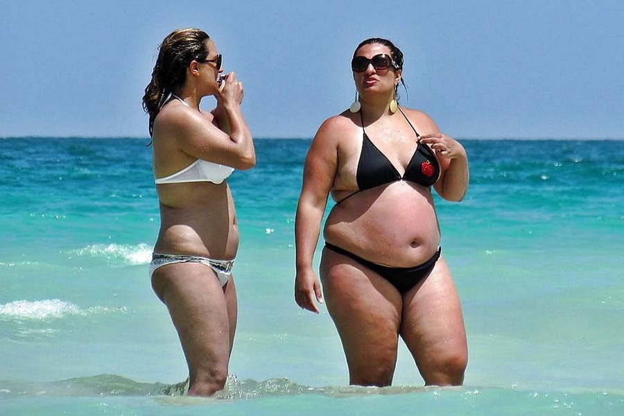 Толстые девушки на пляже 