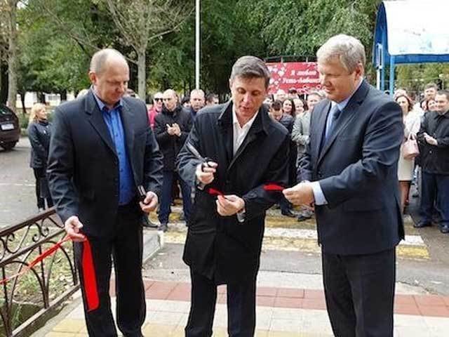И ведь за эту показуху чиновники получают миллионы! И ведь за эту показуху чиновники получают миллионы!