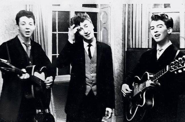 Пол Маккартни, Джон Леннон и Джордж Харрисон выступают на свадьбе, 1958 год