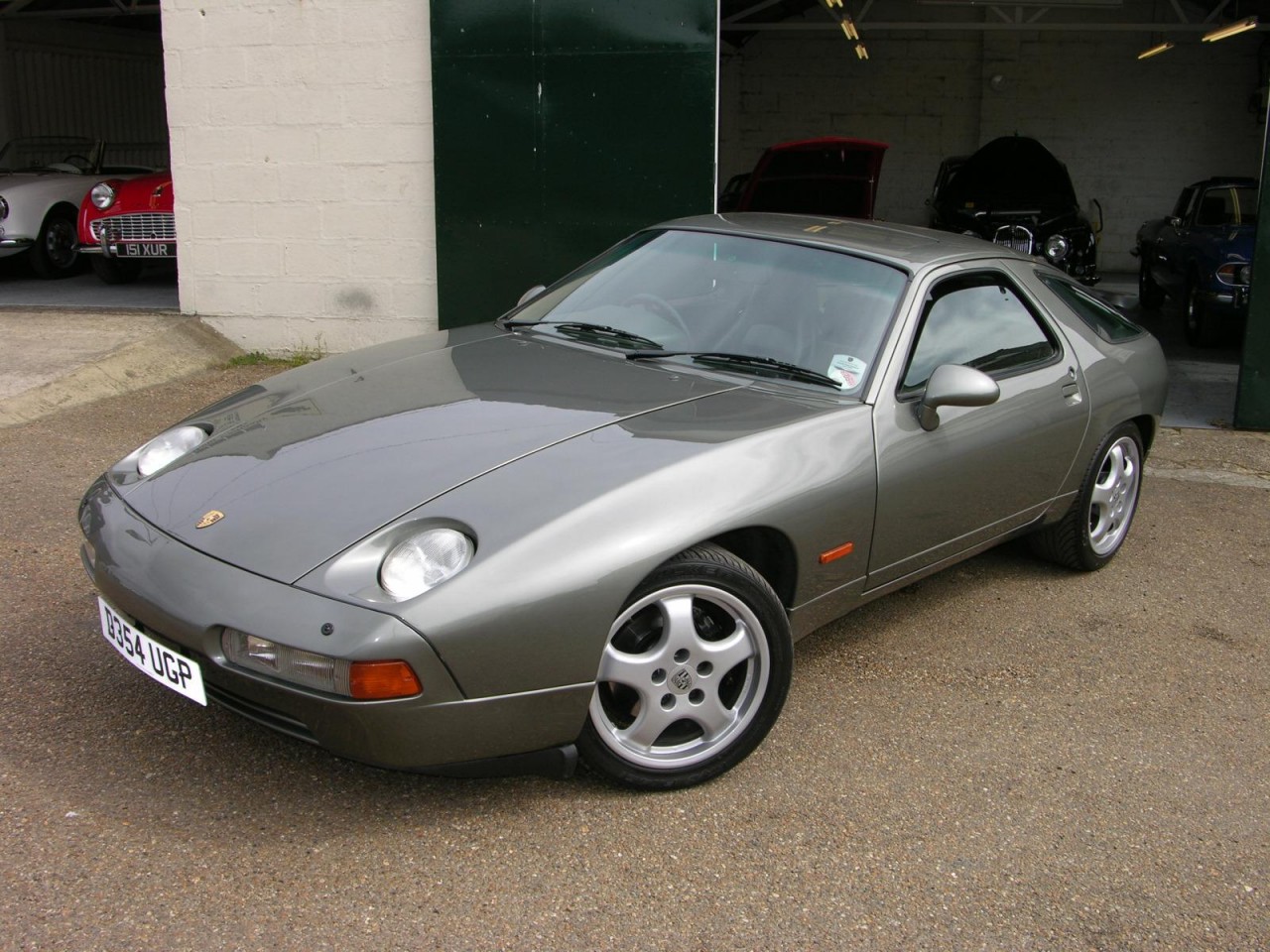 http://upload.wikimedia.org/wikipedia/commons/2/28/1987_Porsche_928_S4_front.jpg