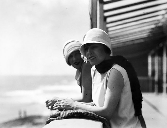 Женская мода 1920-х: винтажные фотографии, раскрывающие неповторимый уличный стиль прошлого Женская мода 1920-х: винтажные фотографии, раскрывающие неповторимый уличный стиль прошлого
