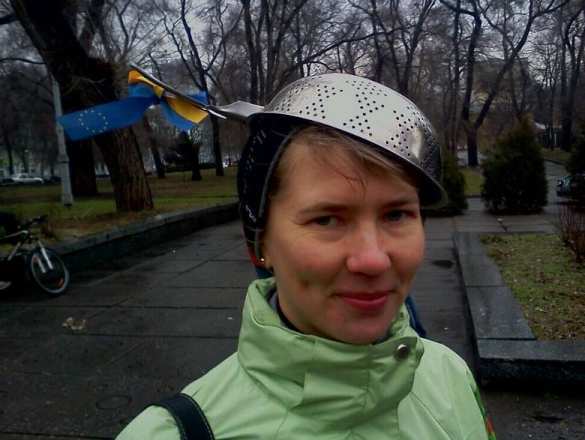 Кастрюли на голову - мозги в мусорное ведро. Два года знаковому перформансу Кастрюли на голову - мозги в мусорное ведро. Два года знаковому перформансу