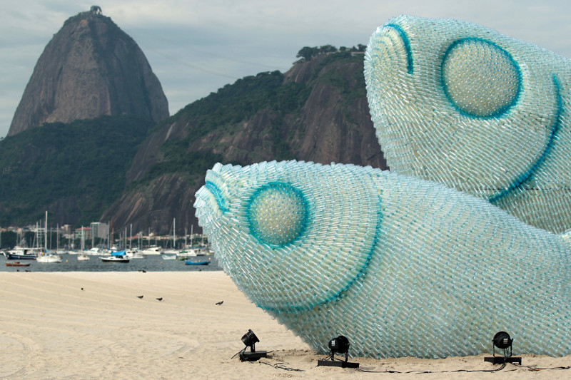 Скульптура из пластиковых бутылок на одном из пляжей Рио-де-Жанейро.