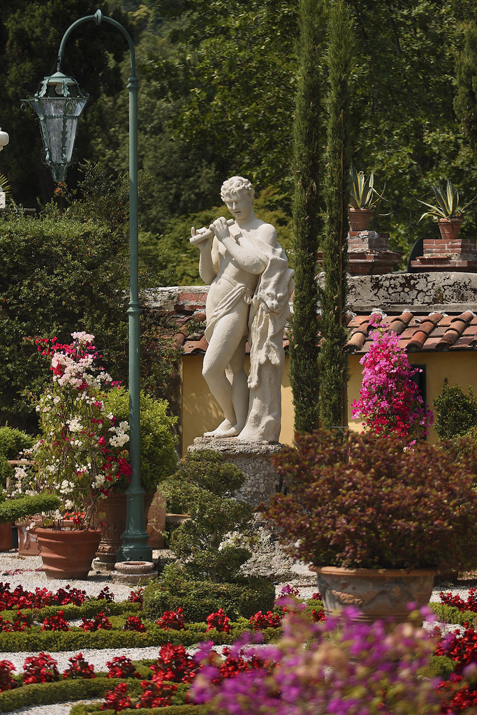    (Villa Garzoni Garden). 