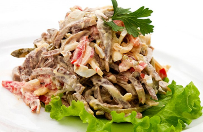 Салат с языком и грецкими орехами. \ Фото: pinterest.com. 8 блюд с грецкими орехами, которые подойдут и на ужин, и для праздничного стола