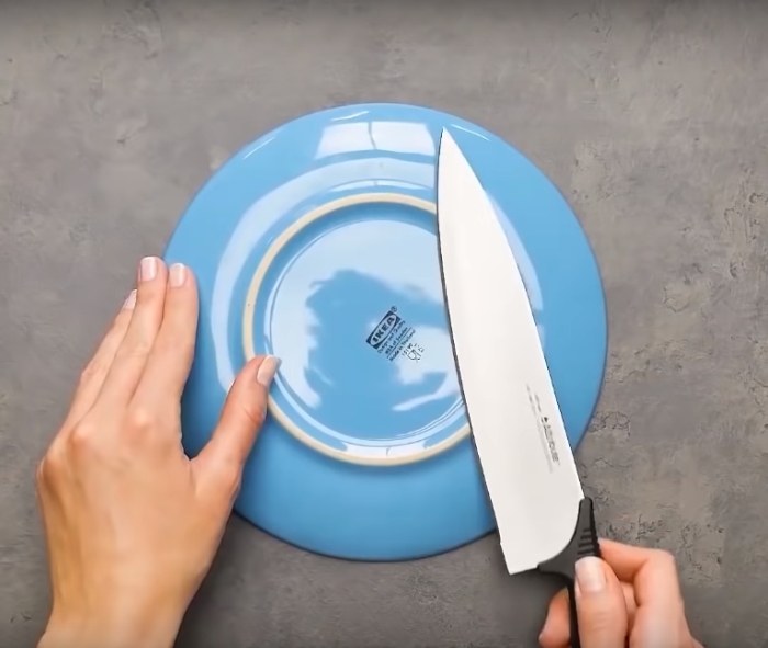 Необычный способ сделать кухонные ножи острее.