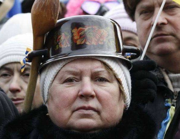 Кастрюли на голову - мозги в мусорное ведро. Два года знаковому перформансу Кастрюли на голову - мозги в мусорное ведро. Два года знаковому перформансу