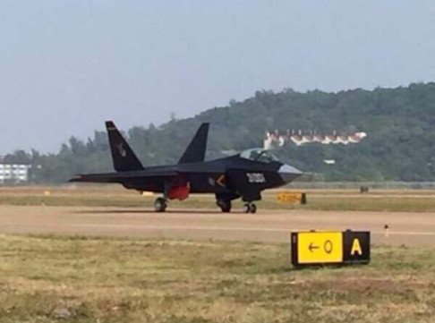 Новый китайский истребитель-невидимка J-31 попал в объективы фотокамер незадолго до начала авиашоу Новый китайский истребитель-невидимка J-31 попал в объективы фотокамер незадолго до начала авиашоу