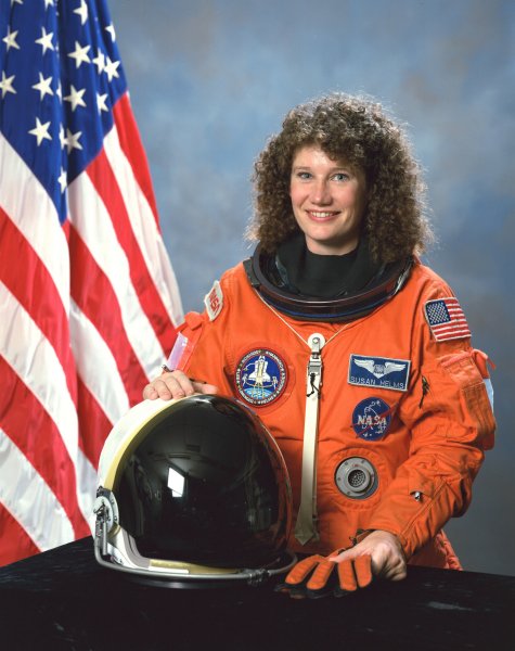 американская женщина-космонавт / астронавт Сузан Джейн Хелмс. Фото
