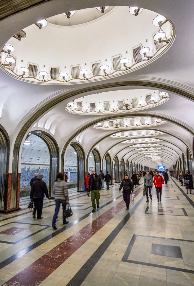 ID: 10632267 Дата съемки: 02.04.2015 Описание: Россия. Москва. Пассажиры в подземном вестибюле станции метро "Маяковская ". Михаил Джапаридзе/Фотохроника ТАСС