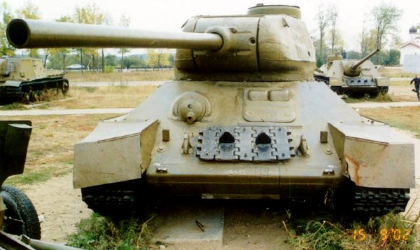 Т-34. На фото хорошо видно гнездо пулемета (слева) и люк мехвода (справа)