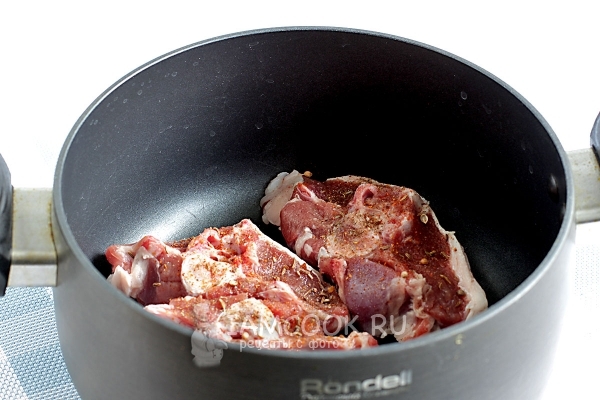 Посыпать мясо специями и солью