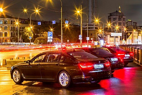 BMW 7-й серии против одноклассников: въезжаем в премиум
