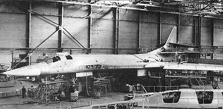 Первый серийный Ту-160 в цехе Казанского авиазавода