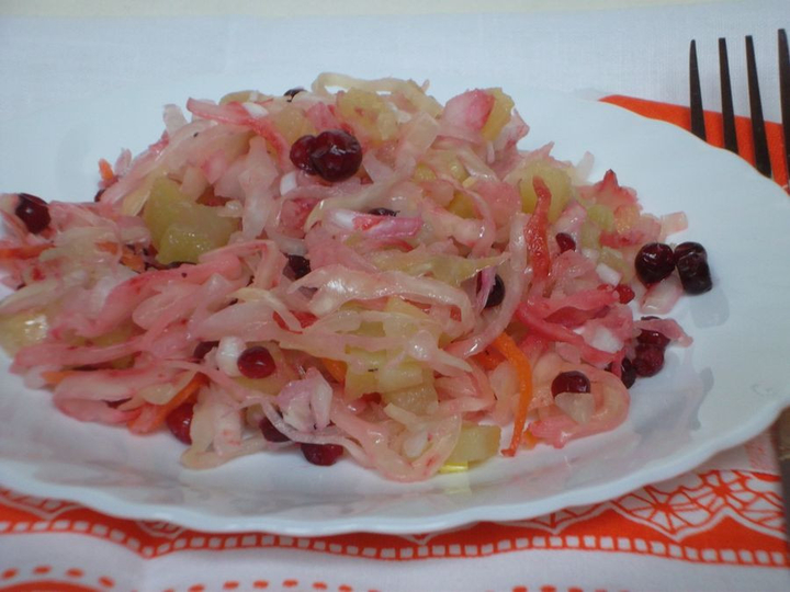 Салат с квашеной капустой и горошком рецепт