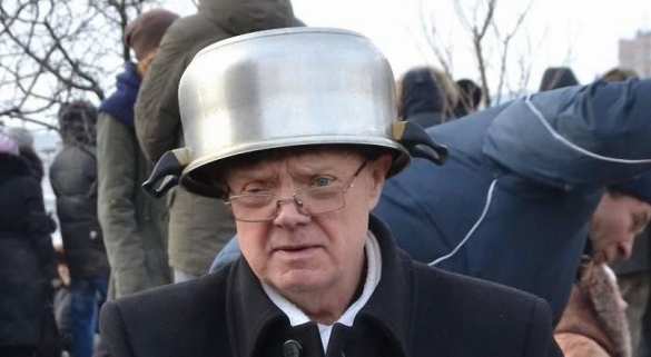 Кастрюли на голову - мозги в мусорное ведро. Два года знаковому перформансу Кастрюли на голову - мозги в мусорное ведро. Два года знаковому перформансу