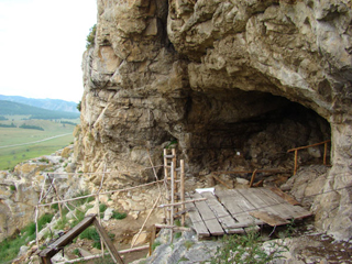 До сих пор неизвестный тип древнего человека идентифицирован учеными при помощи анализа ДНК, извлеченной из окаменелой фаланги пальца, обнаруженного в Денисовой пещере на Алтае