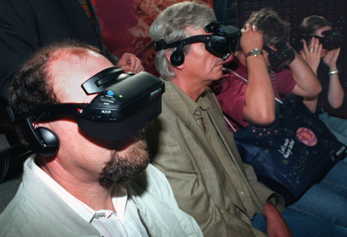 26.08.1995 г. Зрители знакомятся с устройством виртуальной реальности на выставке в Берлине. август, история