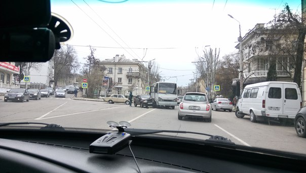 Автомобиль забыл посмотреть влево и устроил ДТП в Севастополе (фото)