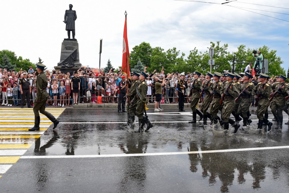 Фоторепортаж: в Севастополе прошел парад в честь 75-летия Победы