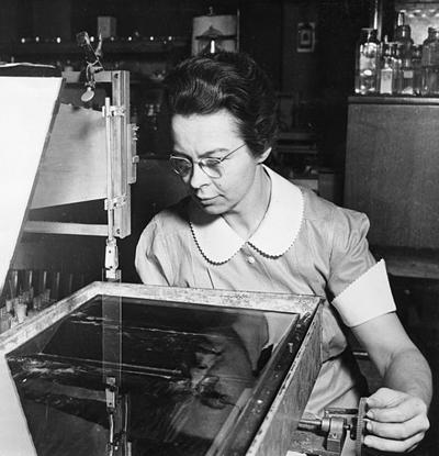 Кэтрин Блоджет (Katherine Blodgett) была первой женщиной-ученой, принятой на работу в «Дженерал Электрик» («General Electricм). В 1938 году она изобрела неотражающие стекла.
