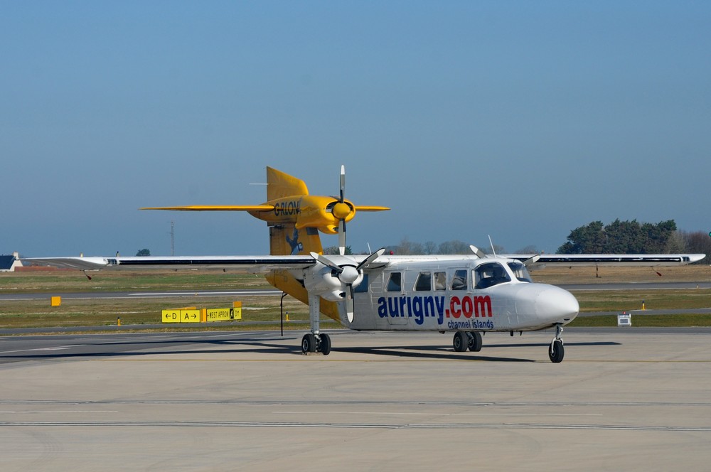 Самолет Britten-Norman Trislander авиакомпании Aurigny в аэропорту Гернси