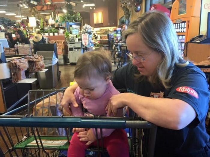 Этой матери с ребенком нагрубили в супермаркете. Ты удивишься, когда увидишь, кто за них заступился!