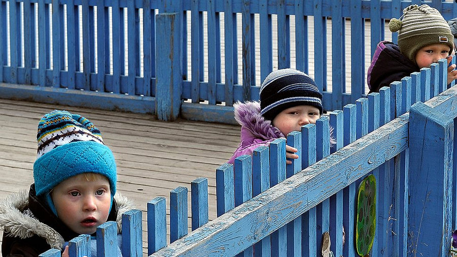 Ваня сидел в углу и плакал, он не мог понять, что он сделал такого, что его мама и папа от него отказались. А потом... Ваня сидел в углу и плакал, он не мог понять, что он сделал такого, что его мама и папа от него отказались. А потом...