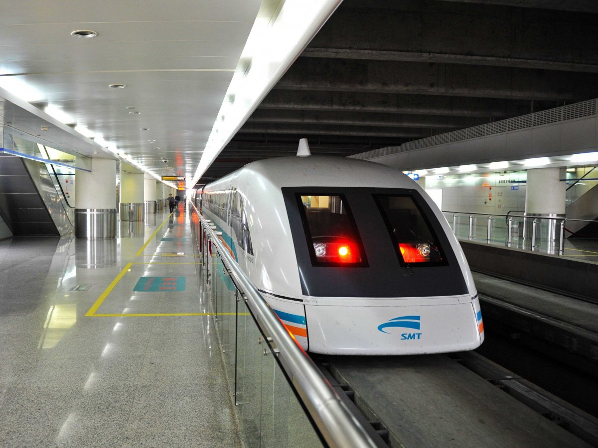 speed-at-nearly-300-miles-per-hour-on-shanghais-maglev-train