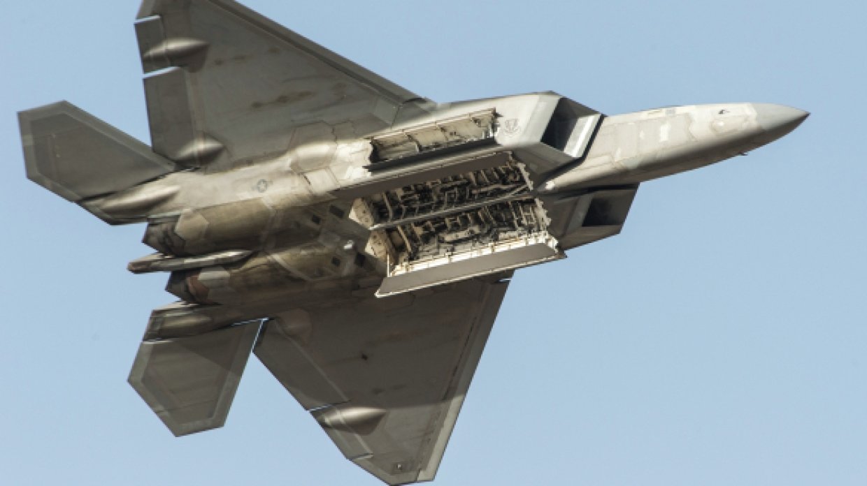 Сирия: опубликованы снимки инцидента при участии Су-35 и F-22 в небе над САР