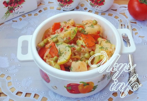 рецепт Тушеная капуста с картошкой и кабачками