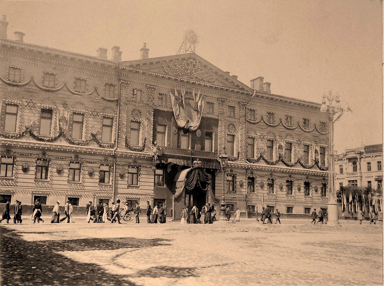 Вид празднично украшенного и иллюминированного к торжествам коронации Дома Московского генерал-губернатора великого князя Сергея Александровича на Тверской улице,13 Вид празднично украшенного и иллюминированного к торжествам коронации Дома Московского генерал-губернатора великого князя Сергея Александровича на Тверской улице,13