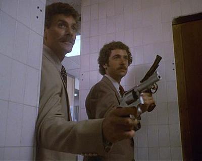 Актер Том Селлек (Tom Selleck) и каскадер Том Лупо (Tom Lupo) на съемках телесериала «Частный детектив Магнум» (1980-1988). Актер Том Селлек (Tom Selleck) и каскадер Том Лупо (Tom Lupo) на съемках телесериала «Частный детектив Магнум» (1980-1988).