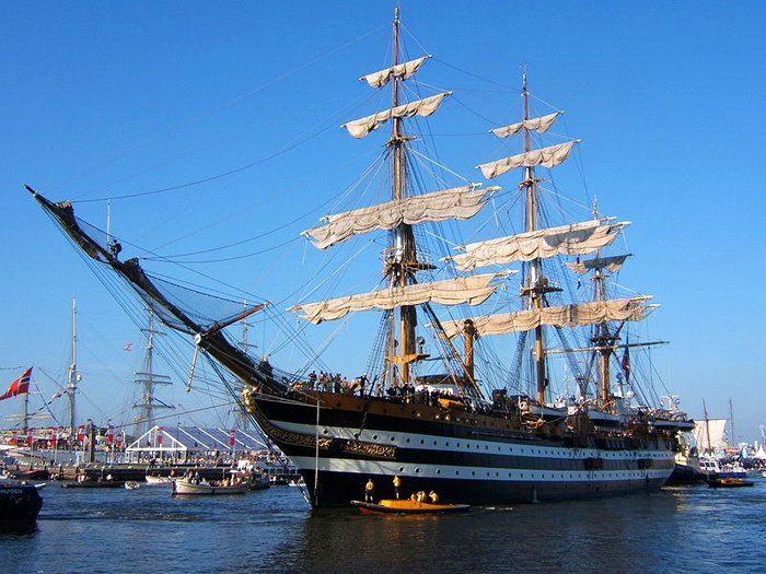Итальянский корабль Amerigo Vespucci на SAIL Amsterdam 2005. Итальянский корабль Amerigo Vespucci на SAIL Amsterdam 2005.
