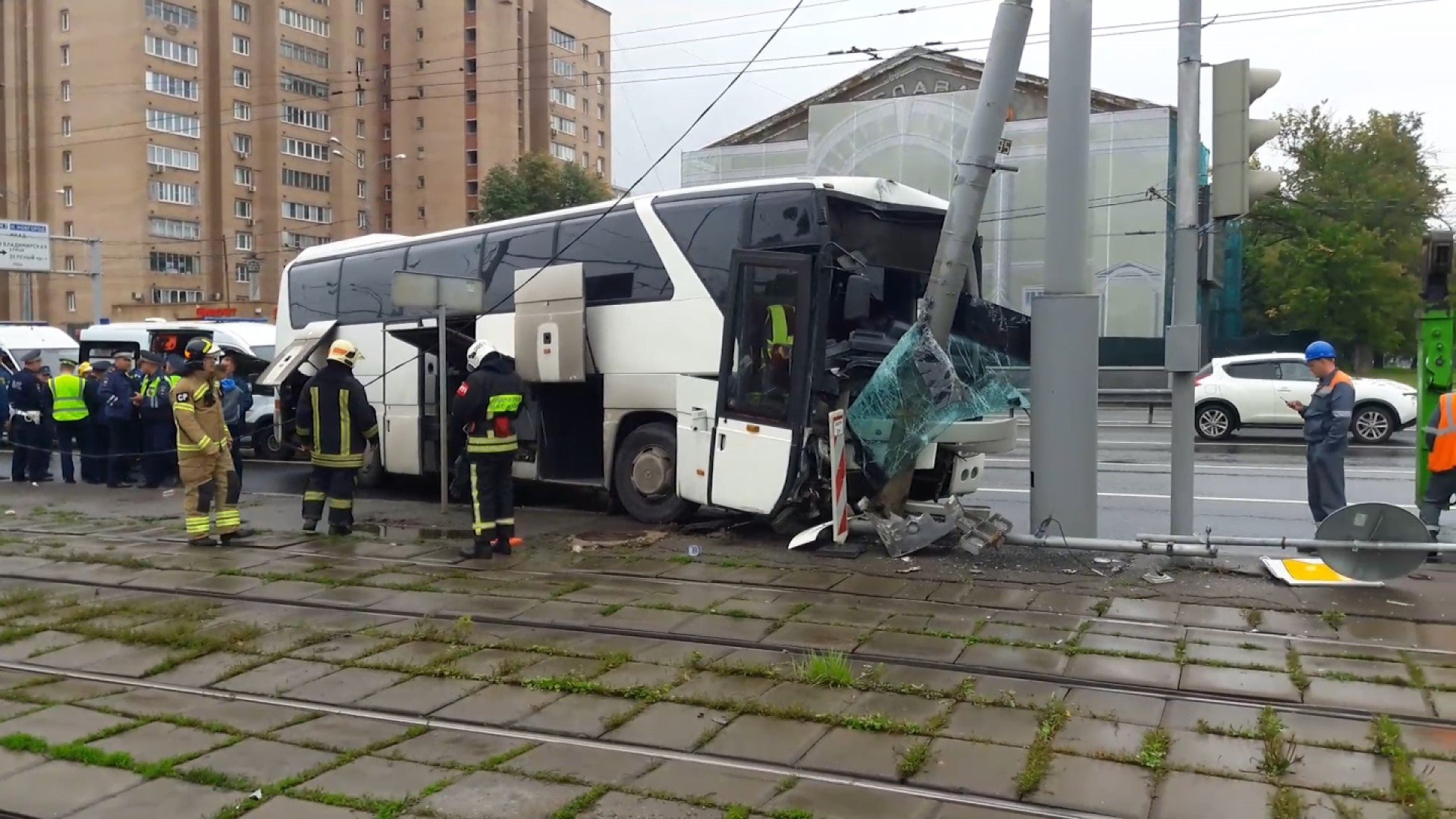Туристический автобус протаранил столб в Москве. ФАН-ТВ
