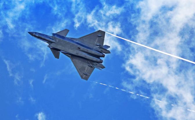 На фото: многоцелевой истребитель J-20