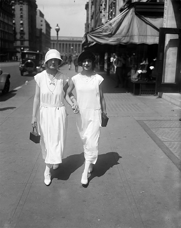 Женская мода 1920-х: винтажные фотографии, раскрывающие неповторимый уличный стиль прошлого Женская мода 1920-х: винтажные фотографии, раскрывающие неповторимый уличный стиль прошлого