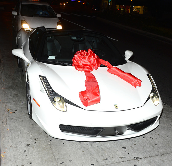 Tyga подарил возлюбленной Кайли Дженнер белоснежную Ferrari стоимостью 320 тысяч долларов