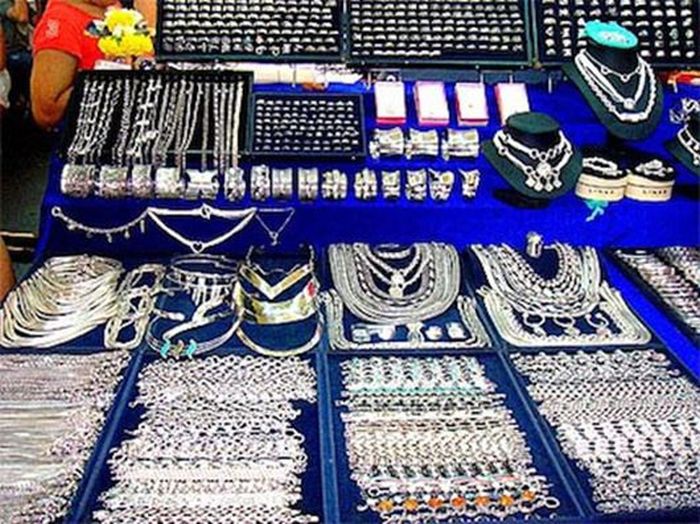 На улицах Таиланда велик соблазн купить украшения с драгоценными камнями (сапфирами или рубинами) по низким ценам