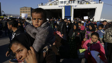 Беженцы в афинском порту